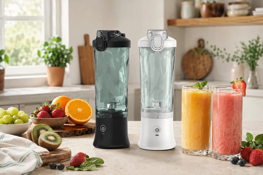 Liquidificadores portáteis preto e branco de 600 ml com fruta e batidos numa cozinha clara