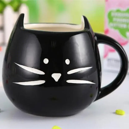Caneca preta em cerâmica com formato de gato e capacidade de 400 ml