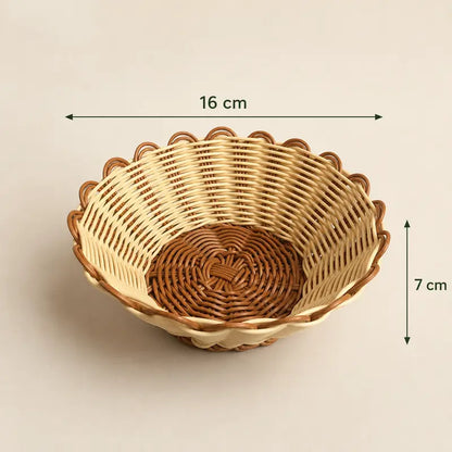 Cesto redondo entrançado em tons naturais, com bordos elevados e medidas de 16 × 7 cm.