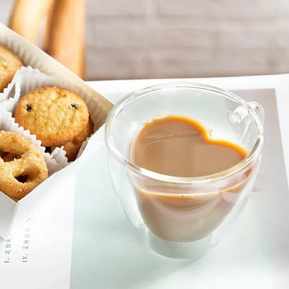 Chávena de vidro com café e interior em forma de coração