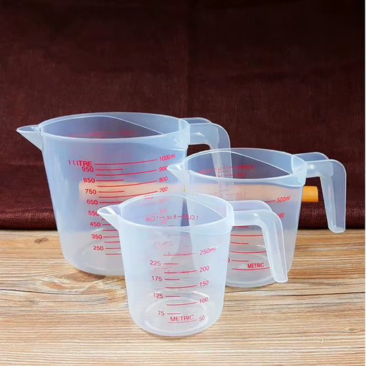 Conjunto de copos medidores de 250 ml, 500 ml e 1 L com indicação das dimensões.