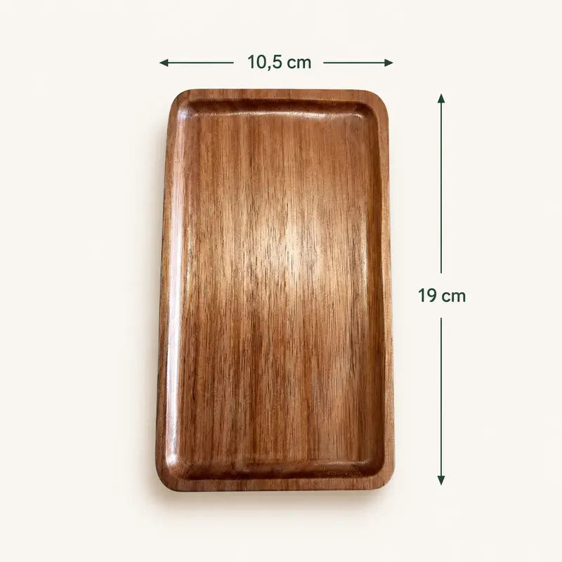 Tabuleiro de madeira retangular com bordos elevados, acabamento natural e medidas de 10,5 × 19 cm.