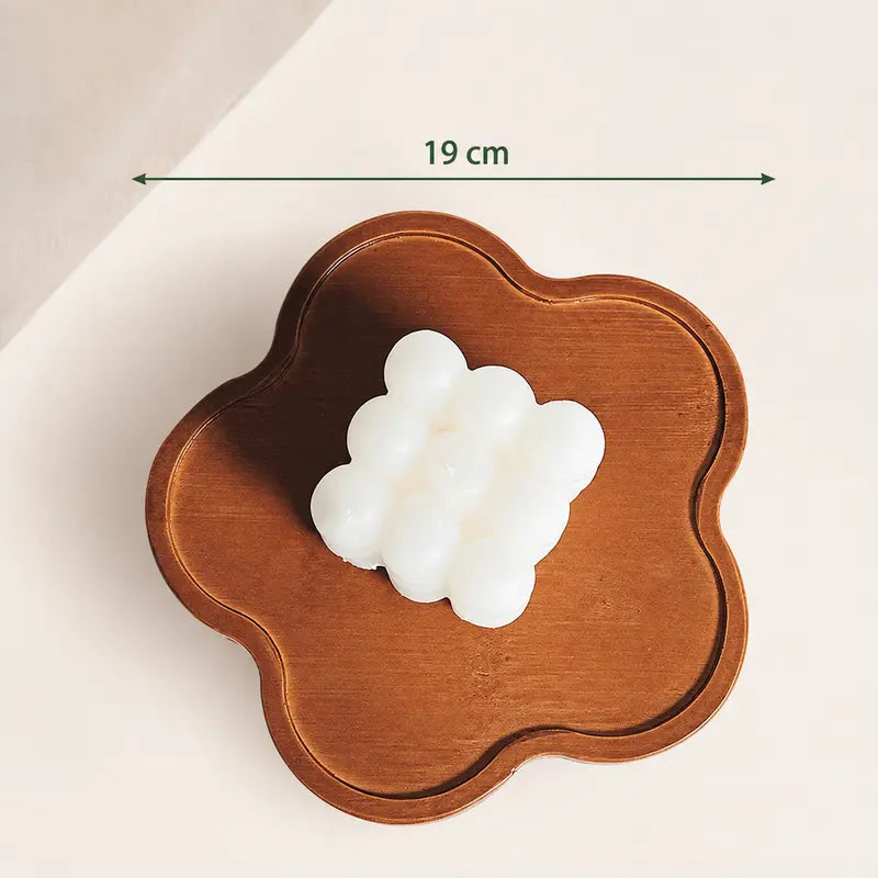 Tabuleiro de madeira em forma de flor com bordos elevados, acabamento natural e 19 cm de largura.