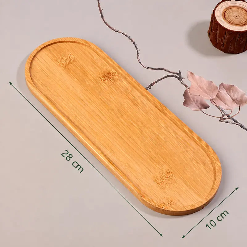 Tabuleiro de madeira oval com bordos elevados, acabamento natural e medidas de 28 × 10 cm.