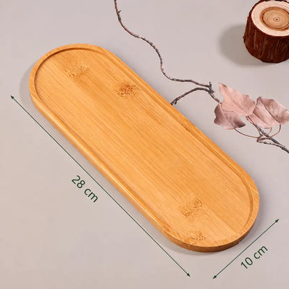 Tabuleiro de madeira oval com bordos elevados, acabamento natural e medidas de 28 × 10 cm.